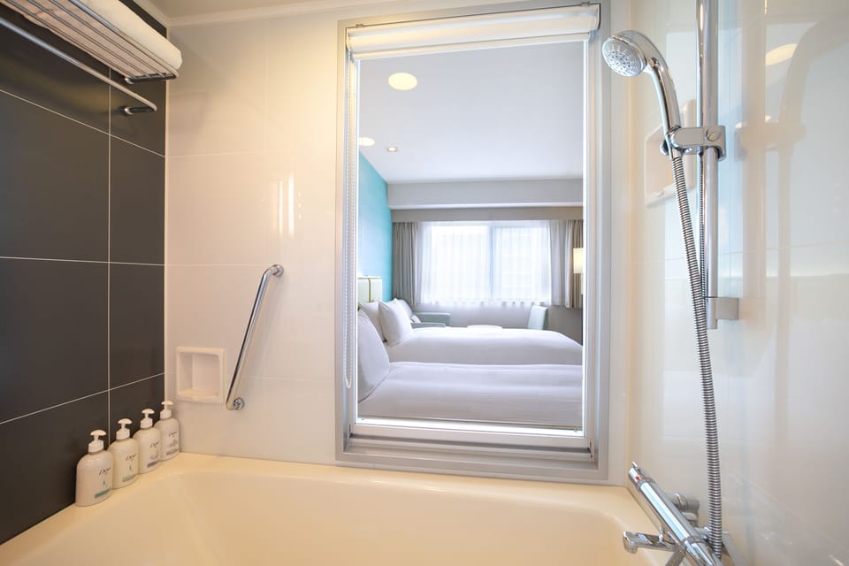 Combined shower/tub, deep soaking tub, free toiletries, hair dryer