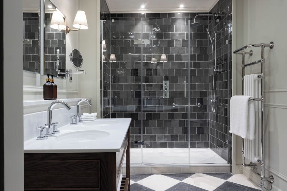 Junior Suite | Bathroom | Combined shower/tub, free toiletries, hair dryer, towels