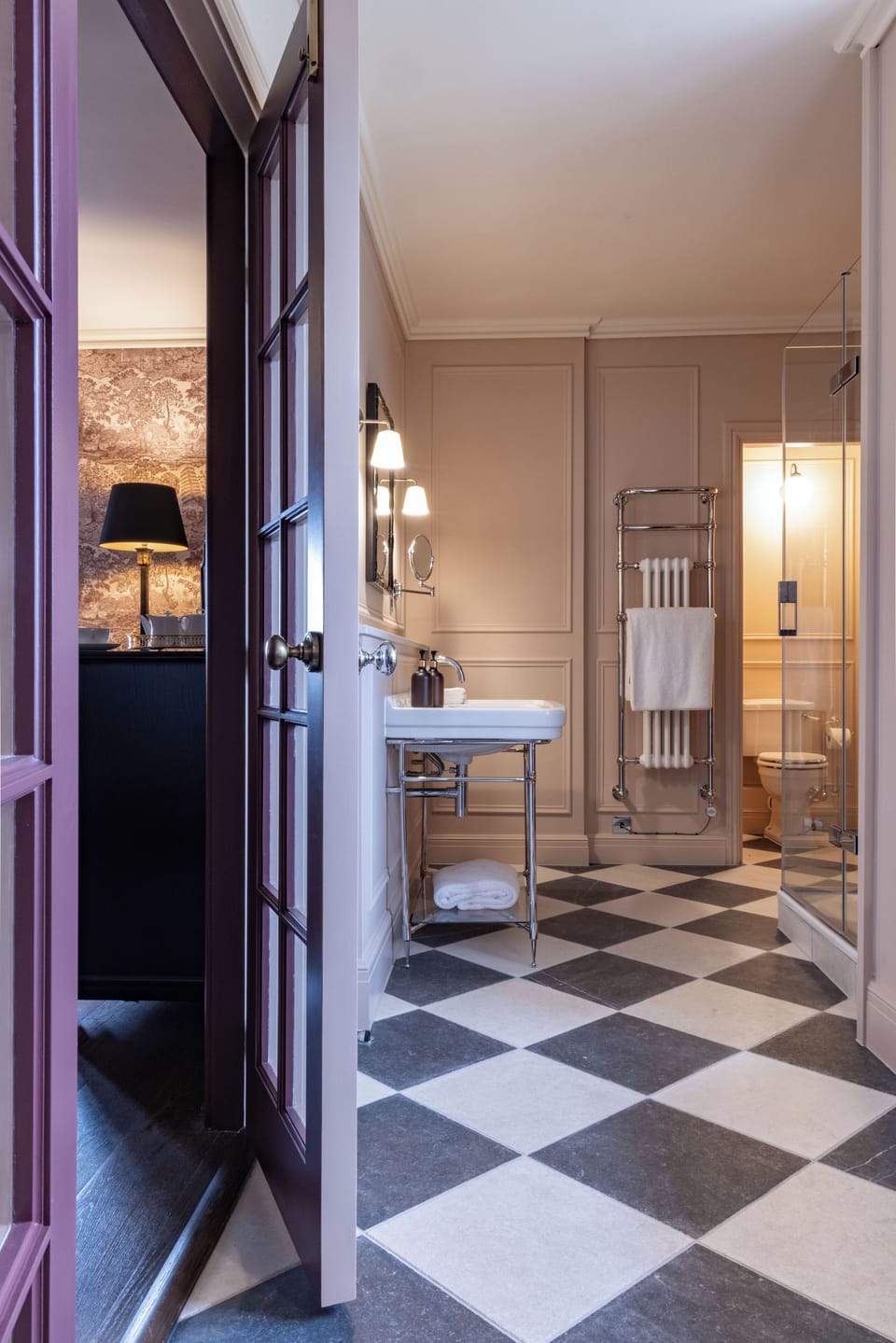 Superior Suite | Bathroom | Combined shower/tub, free toiletries, hair dryer, towels