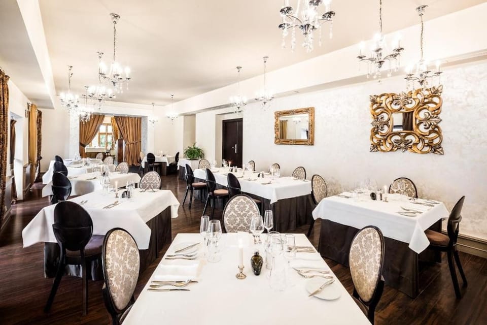 2 restaurants; breakfast, lunch, dinner, and brunch served