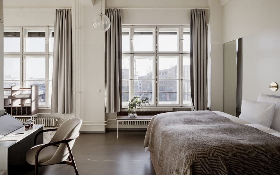 Luxus | Premium bedding, blackout drapes, iron/ironing board, free WiFi