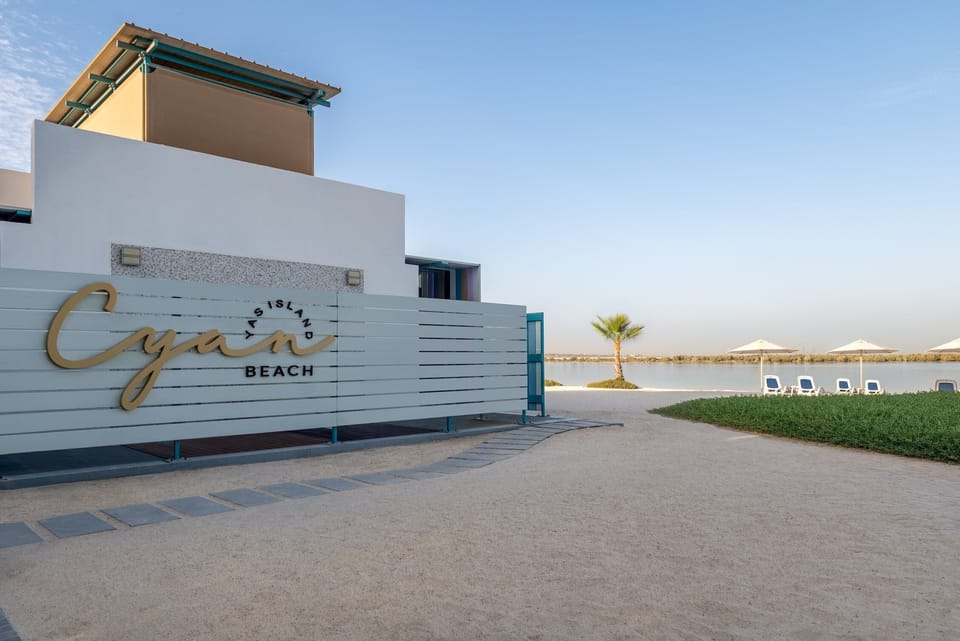 White sand, free beach shuttle, sun loungers, beach umbrellas