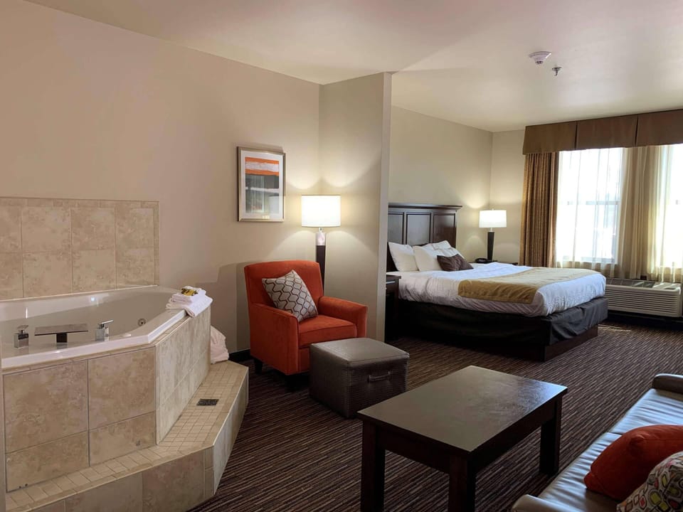 Suite, 1 King Bed, Non Smoking, Jetted Tub | Desk, blackout drapes, iron/ironing board, free cribs/infant beds