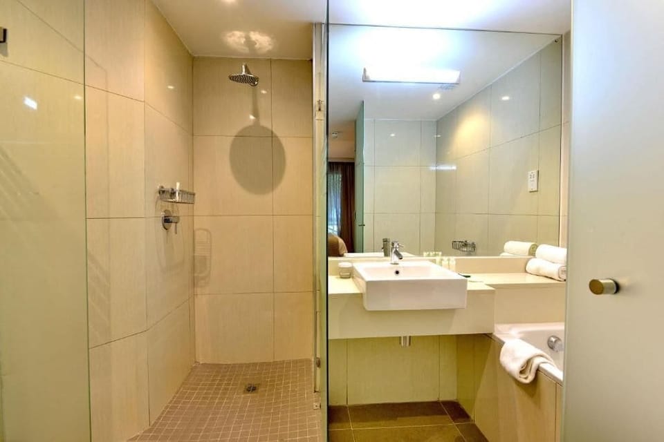 Superior Suite, 1 Double Bed, Ensuite, Garden View | Bathroom | Free toiletries, hair dryer, towels
