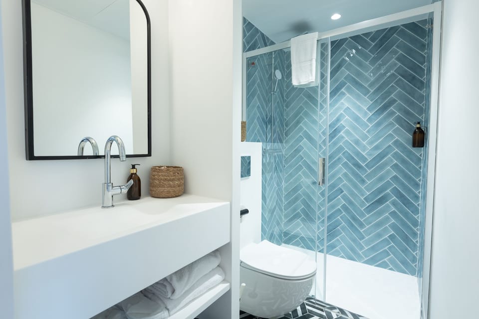 Deluxe Double Room | Bathroom | Shower, hair dryer, slippers, towels