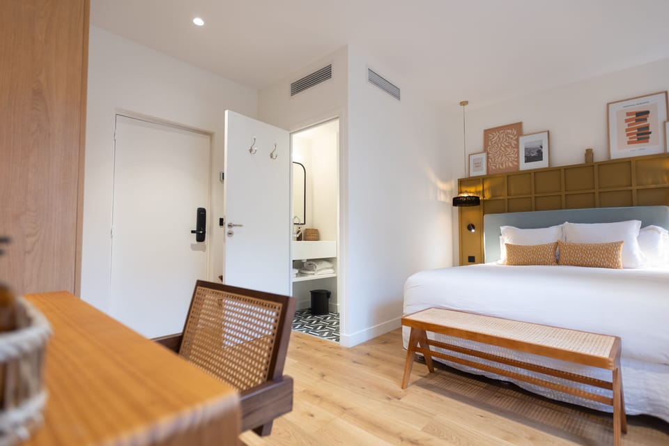 Deluxe Double Room | Desk, laptop workspace, soundproofing, iron/ironing board