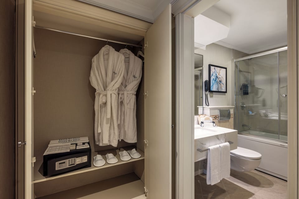 Junior Suite with Queen Size Bed | Minibar, in-room safe, desk, soundproofing