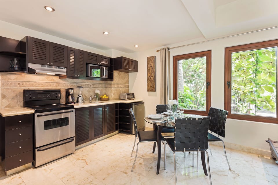 Comfort Condo, 1 Bedroom, Kitchen | Private kitchen | Microwave, stovetop, coffee/tea maker, blender