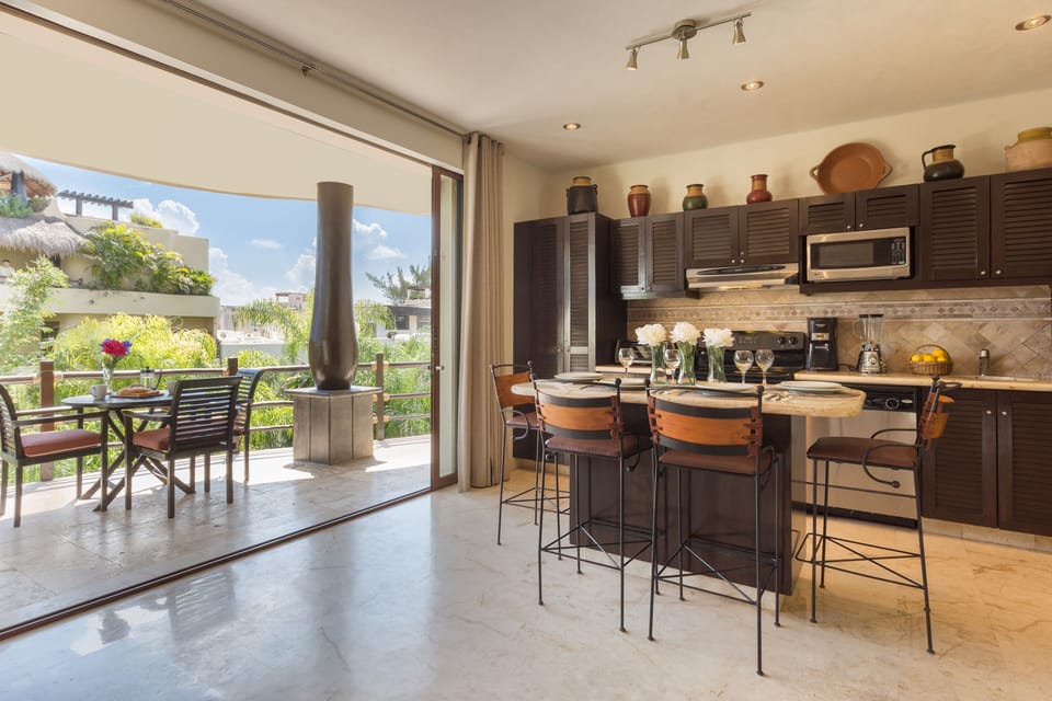 Family Penthouse, 2 Bedrooms, Hot Tub | In-room dining