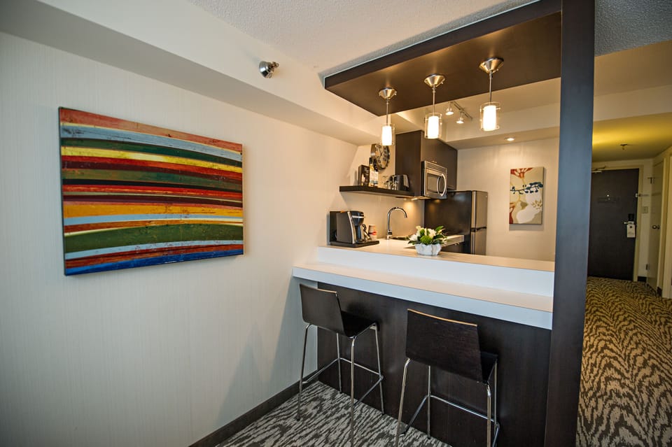 Deluxe One Bedroom Suite, Full Kitchen | Private kitchen | Microwave, coffee/tea maker
