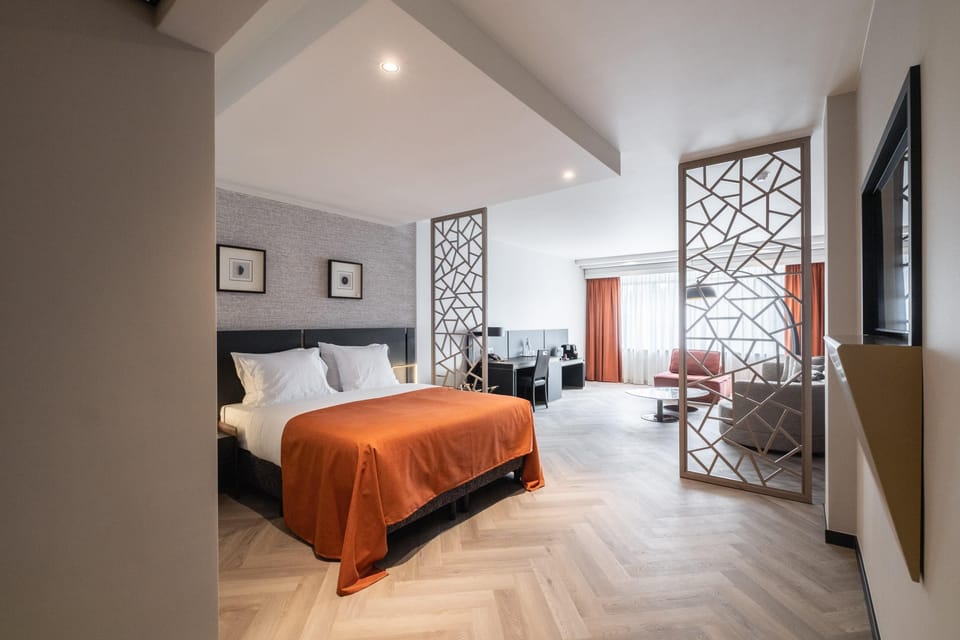 Junior Suite City view | Minibar, in-room safe, desk, blackout drapes