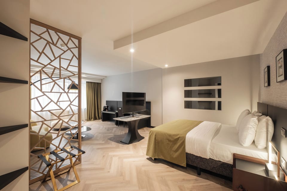 Junior Suite City view | Minibar, in-room safe, desk, blackout drapes