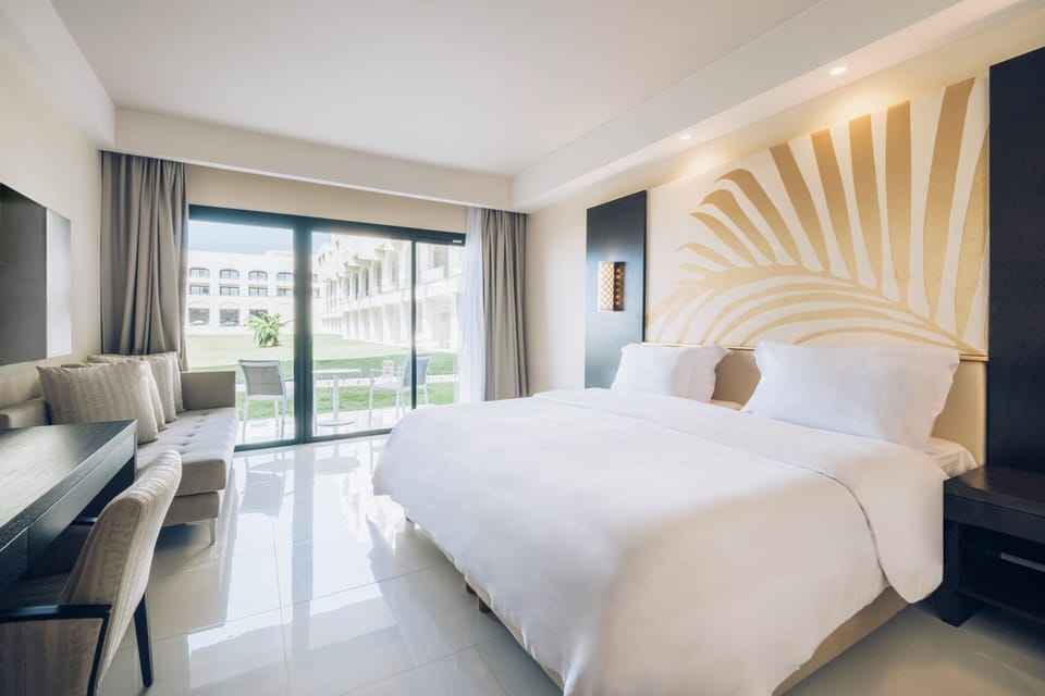 Minibar, in-room safe, individually decorated, individually furnished