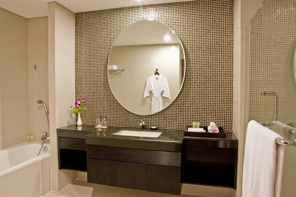 Suite | Bathroom | Free toiletries, hair dryer, slippers, electronic bidet