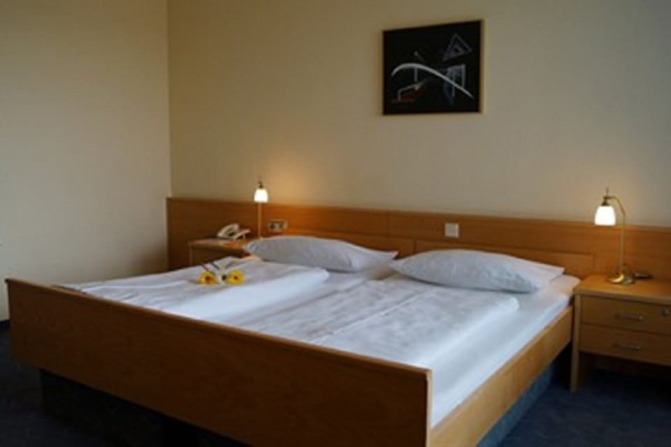 Basic Double Room, Balcony | In-room safe, desk, rollaway beds, free WiFi