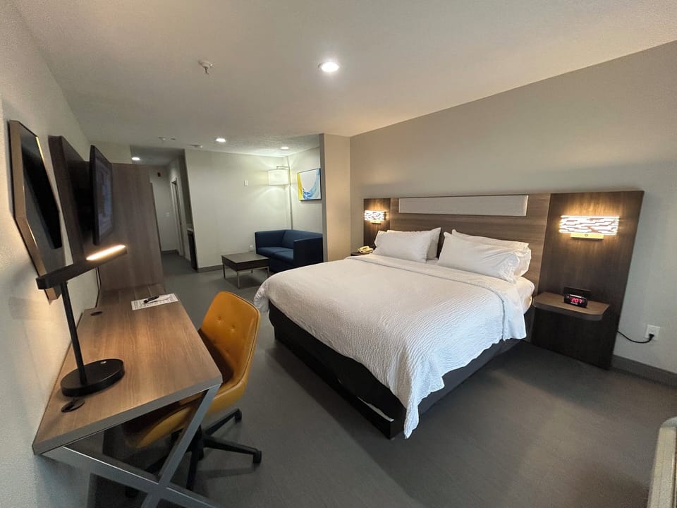 Hypo-allergenic bedding available, in-room safe, desk, laptop workspace