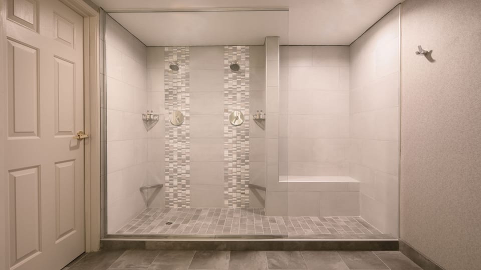 VIP Suite King Non-Smoking | Bathroom | Rainfall showerhead, free toiletries, hair dryer, towels