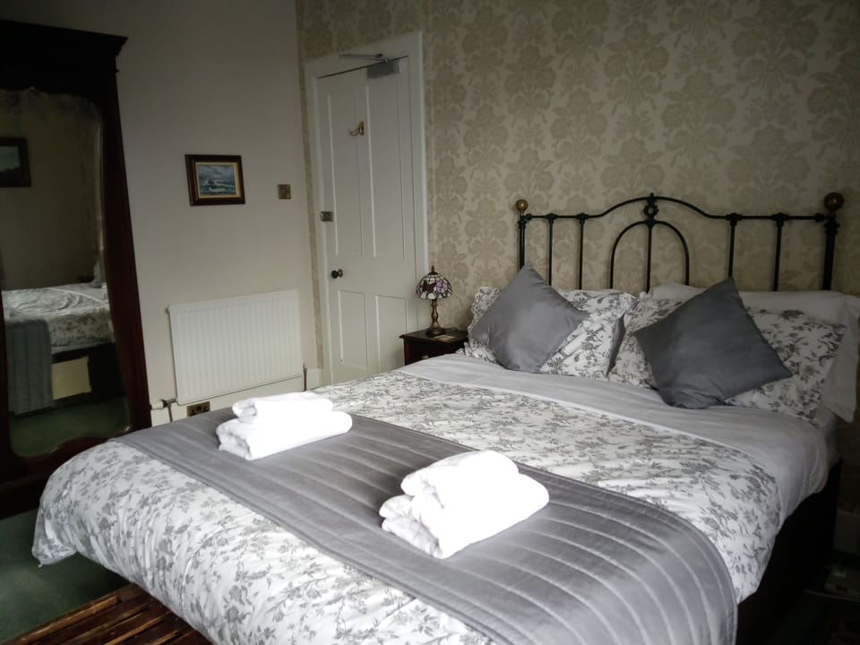 Superior Double Room (Victorian Room) | Premium bedding, individually decorated, individually furnished, desk
