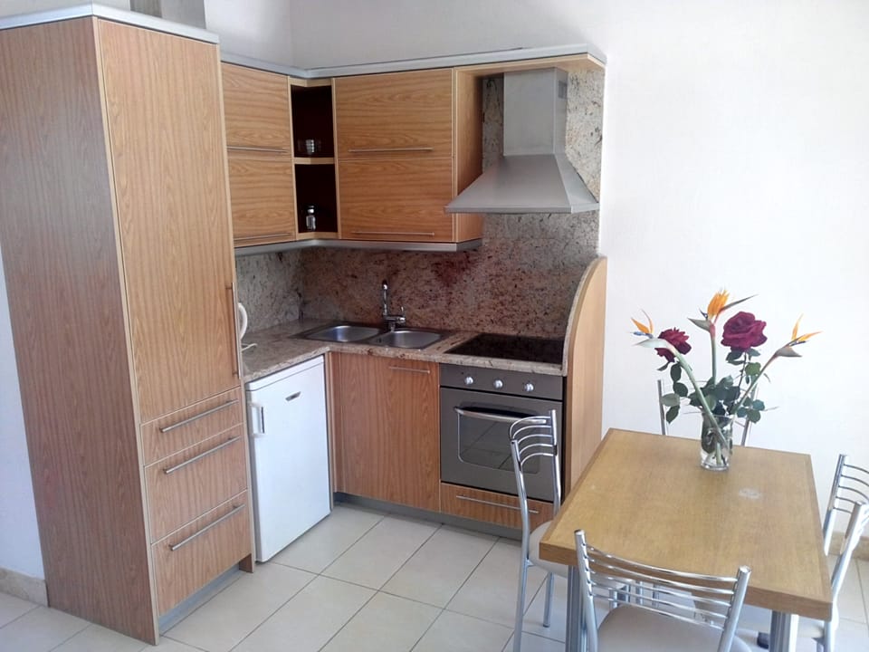 Fridge, oven, stovetop, coffee/tea maker