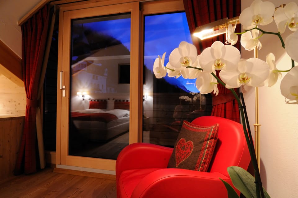 Double Room, Balcony, Mountain View | Living area | Flat-screen TV