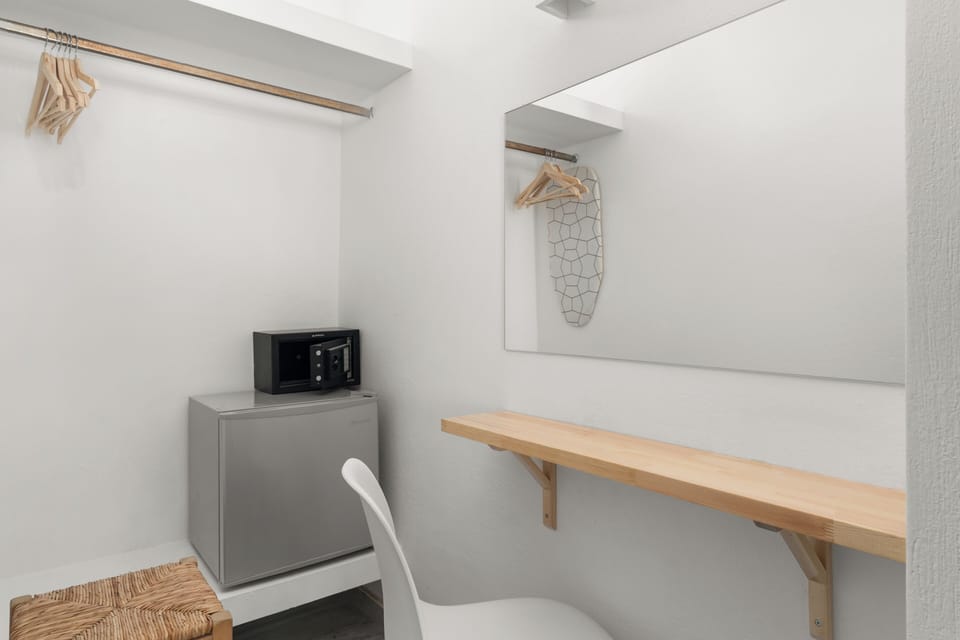 Comfort Room | In-room safe, soundproofing, iron/ironing board, free WiFi