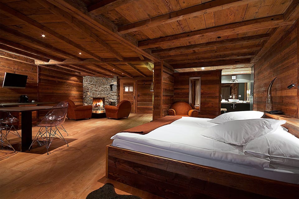 Suite, Balcony, Mountain View (South) | Minibar, in-room safe, desk, soundproofing