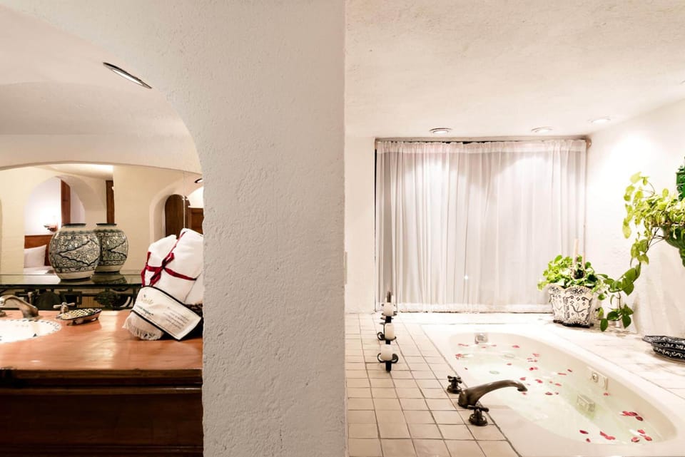 Shower, rainfall showerhead, free toiletries, hair dryer