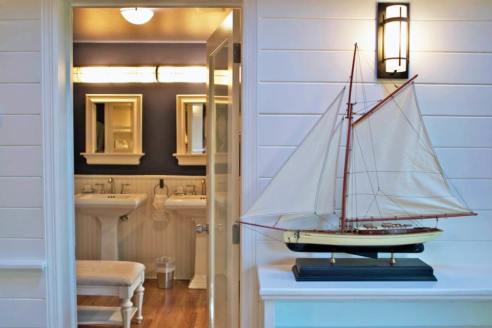 Suite 40 | Bathroom sink