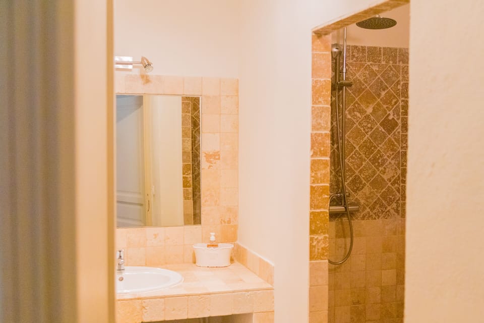 Villa | Bathroom | Shower, free toiletries, hair dryer, towels
