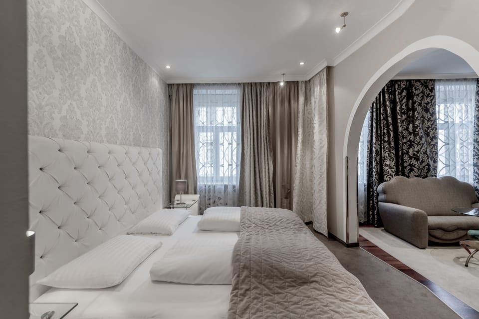 Suite | Hypo-allergenic bedding, minibar, in-room safe, iron/ironing board