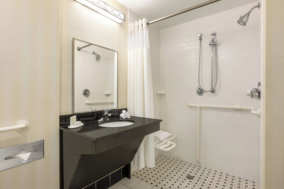 Combined shower/tub, free toiletries, hair dryer, towels