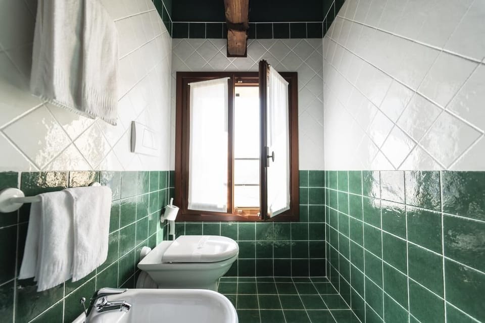 Superior Room | Bathroom | Shower, rainfall showerhead, hair dryer, bidet