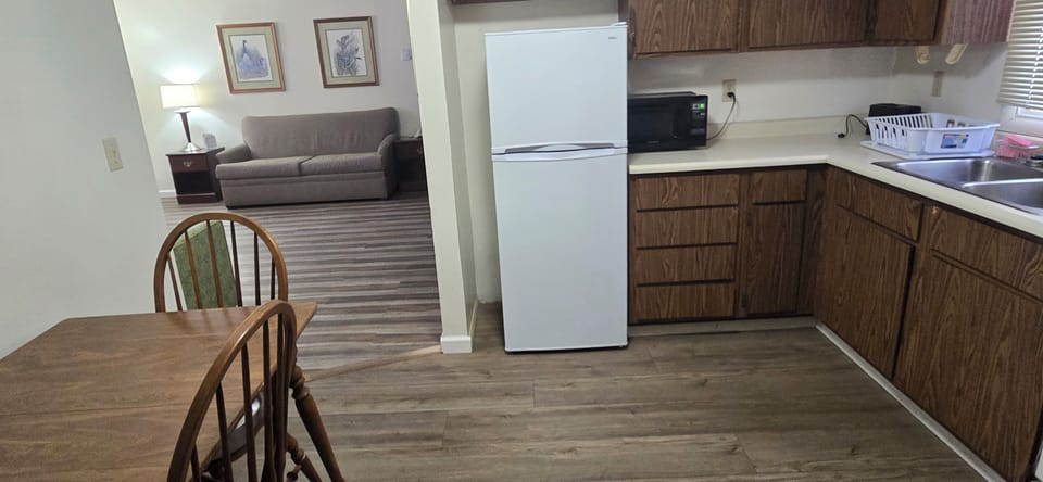 Suite, 1 King Bed, Kitchen | Iron/ironing board, free WiFi, bed sheets