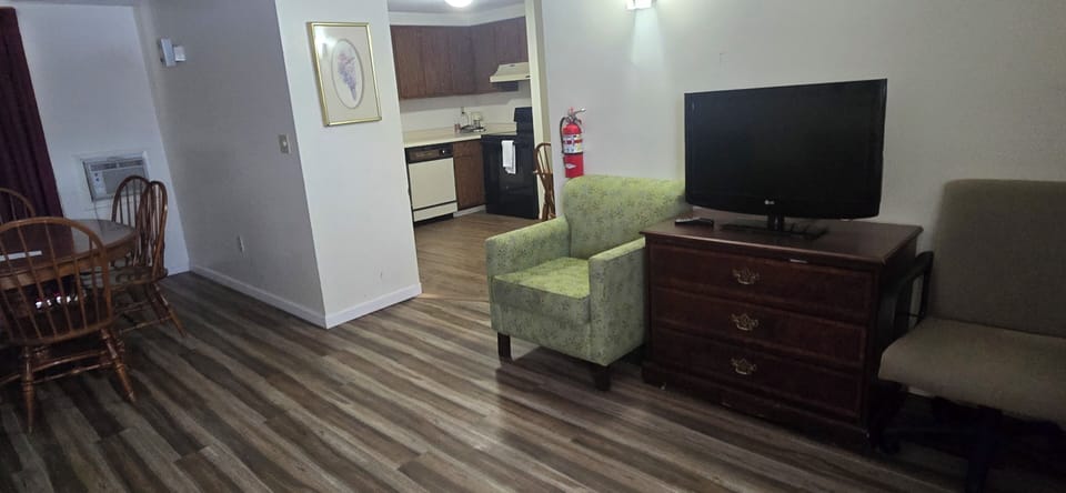 Suite, 1 King Bed, Kitchen | Iron/ironing board, free WiFi, bed sheets