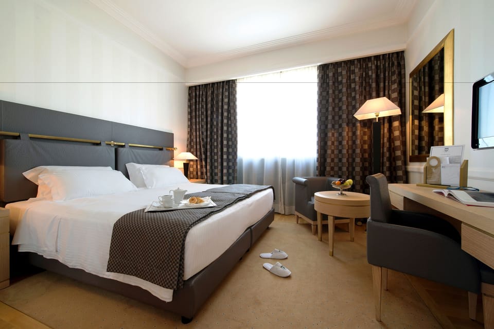 Premium bedding, down comforters, in-room safe, individually decorated