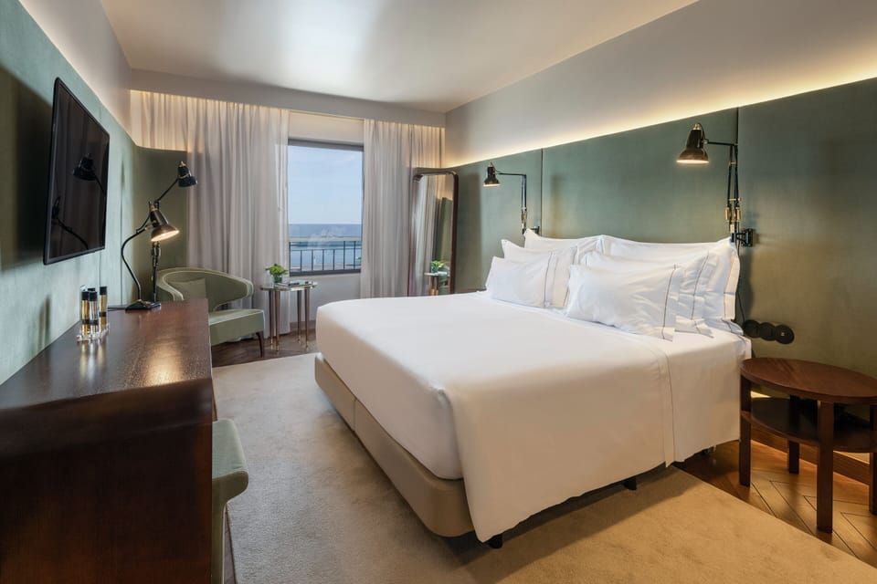 Junior Suite | Minibar, in-room safe, desk, soundproofing