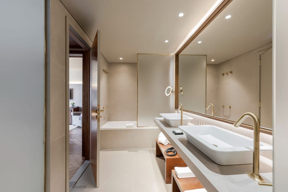 Suite | Bathroom | Combined shower/tub, free toiletries, hair dryer, bathrobes