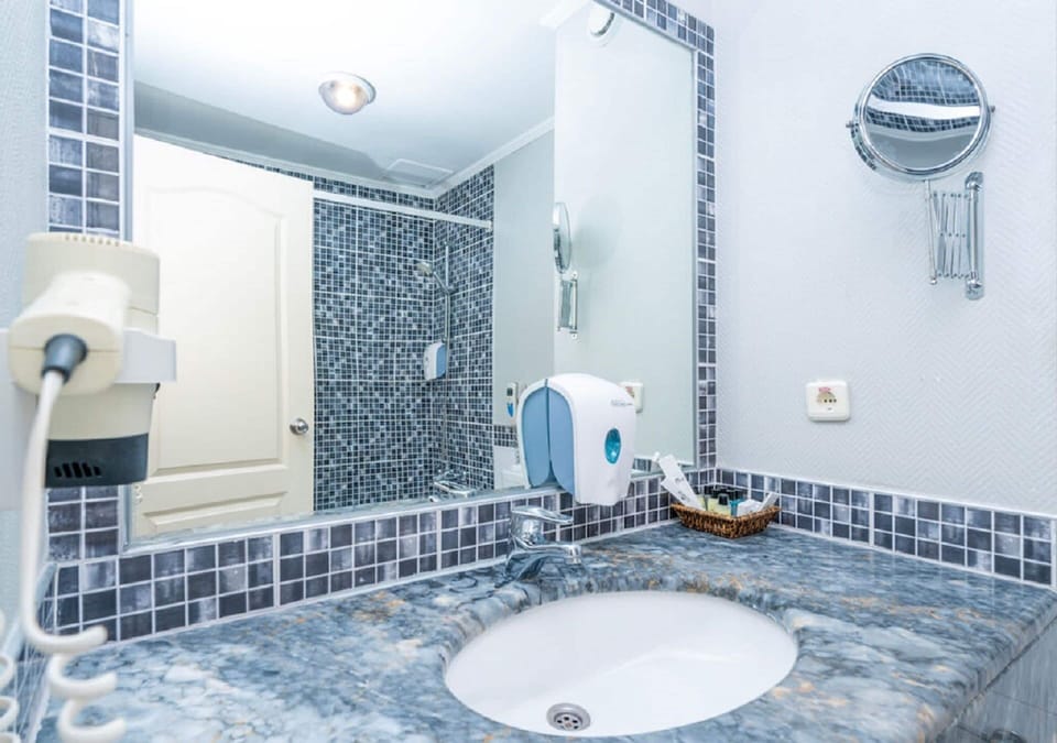 Bathtub, free toiletries, hair dryer, slippers