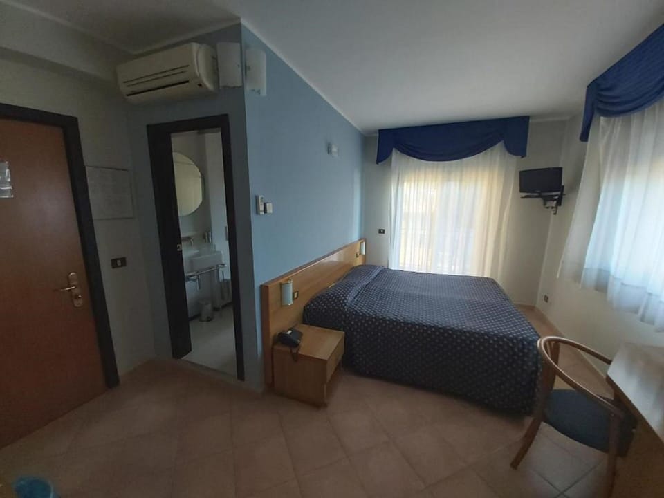 Minibar, in-room safe, desk, free WiFi