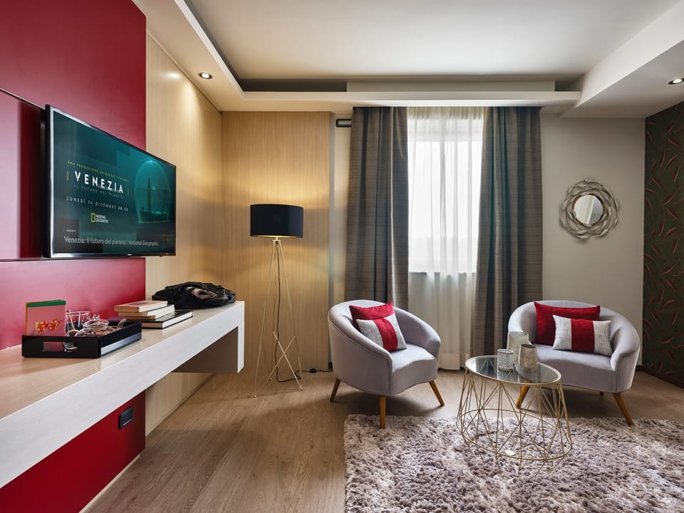 Quadrupla Deluxe | In-room safe, desk, laptop workspace, blackout drapes