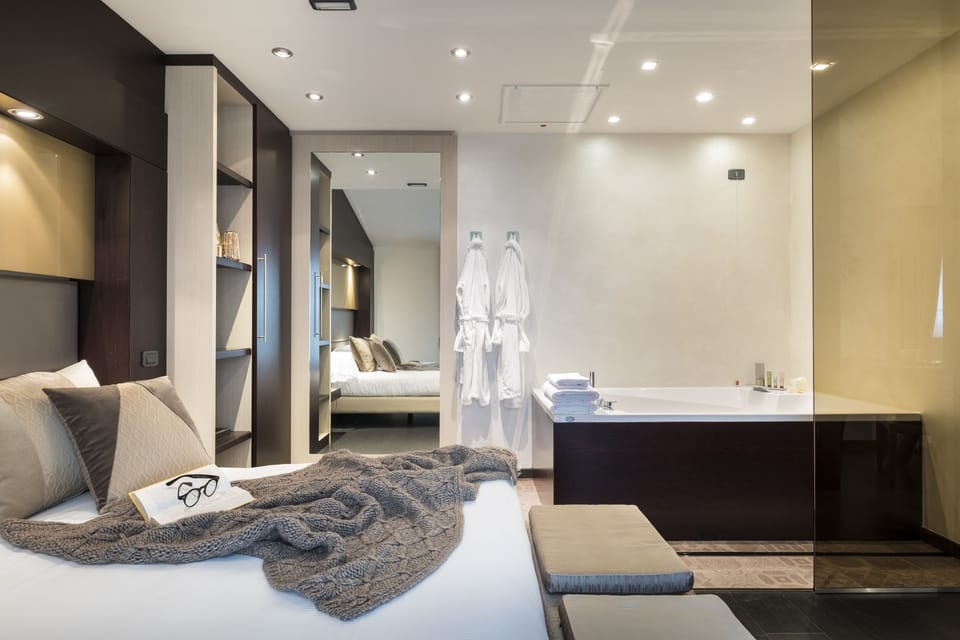 Suite Prestige | In-room safe, desk, laptop workspace, blackout drapes