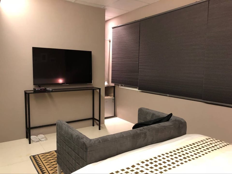Standard Double Room | Bathroom | Shower, rainfall showerhead, free toiletries, hair dryer