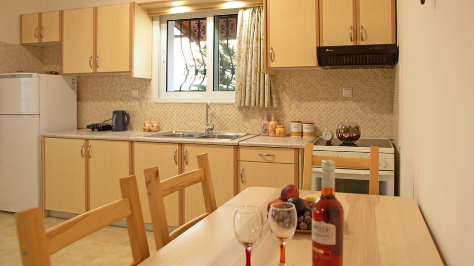 Villa, 3 Bedrooms, Mountain View | Private kitchen | Full-size fridge, oven, stovetop, coffee/tea maker