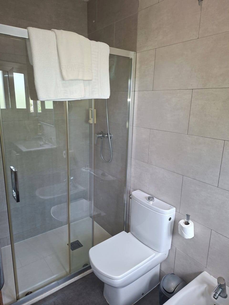 Twin Room | Bathroom | Shower, free toiletries, hair dryer, bidet