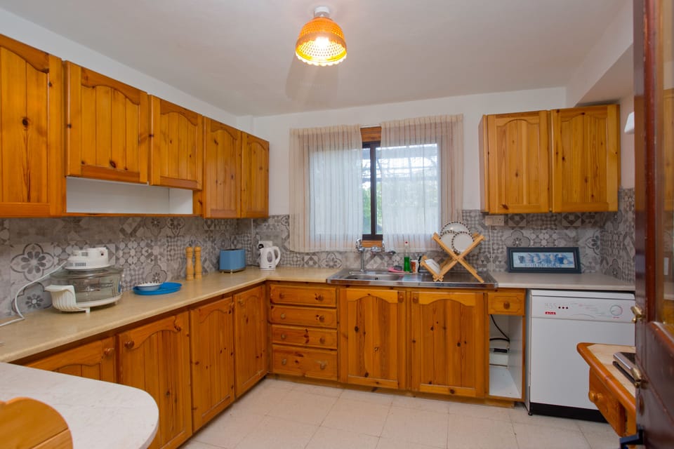 Traditional House, 2 Bedrooms | Private kitchen | Fridge, microwave, stovetop, dishwasher