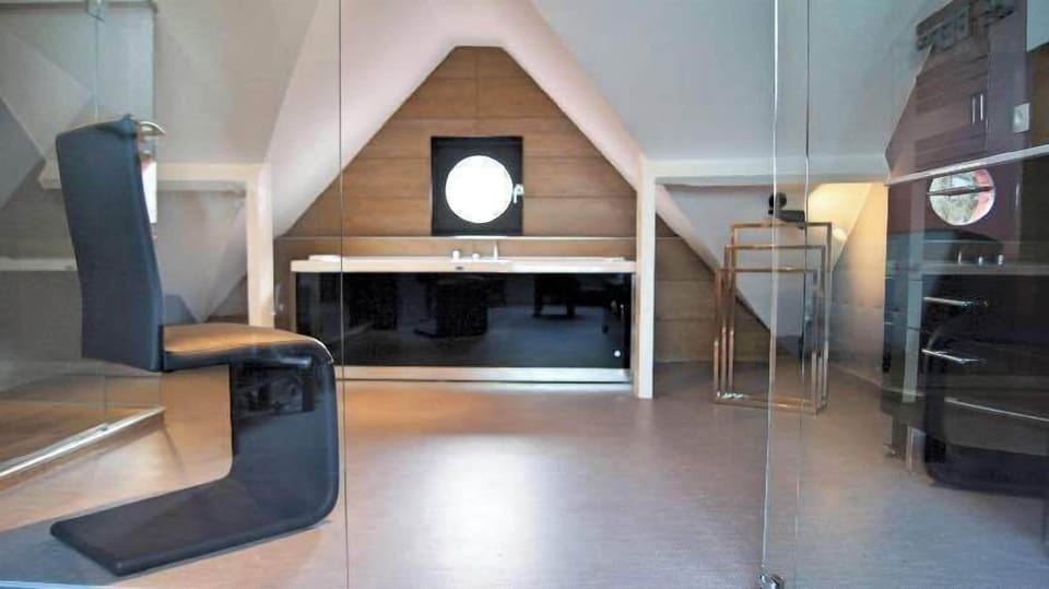 Deluxe Suite | Bathroom | Free toiletries, hair dryer, bathrobes, towels