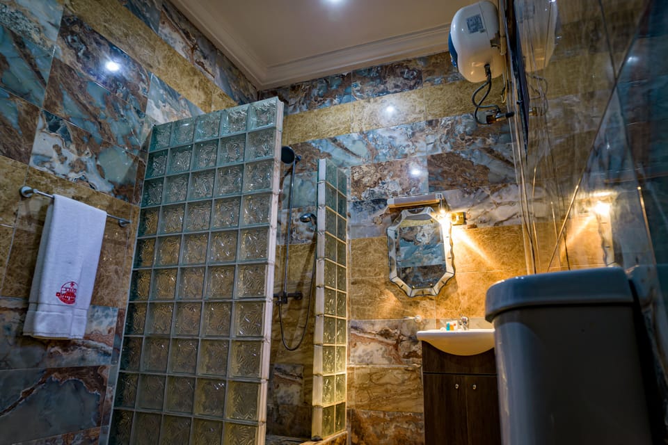 Executive Room | Bathroom | Free toiletries, bathrobes, towels, soap