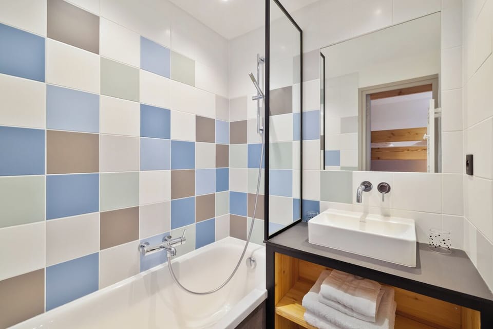 Appart-hotel Spa Piscine 3/4 pers | Bathroom | Bathtub, towels