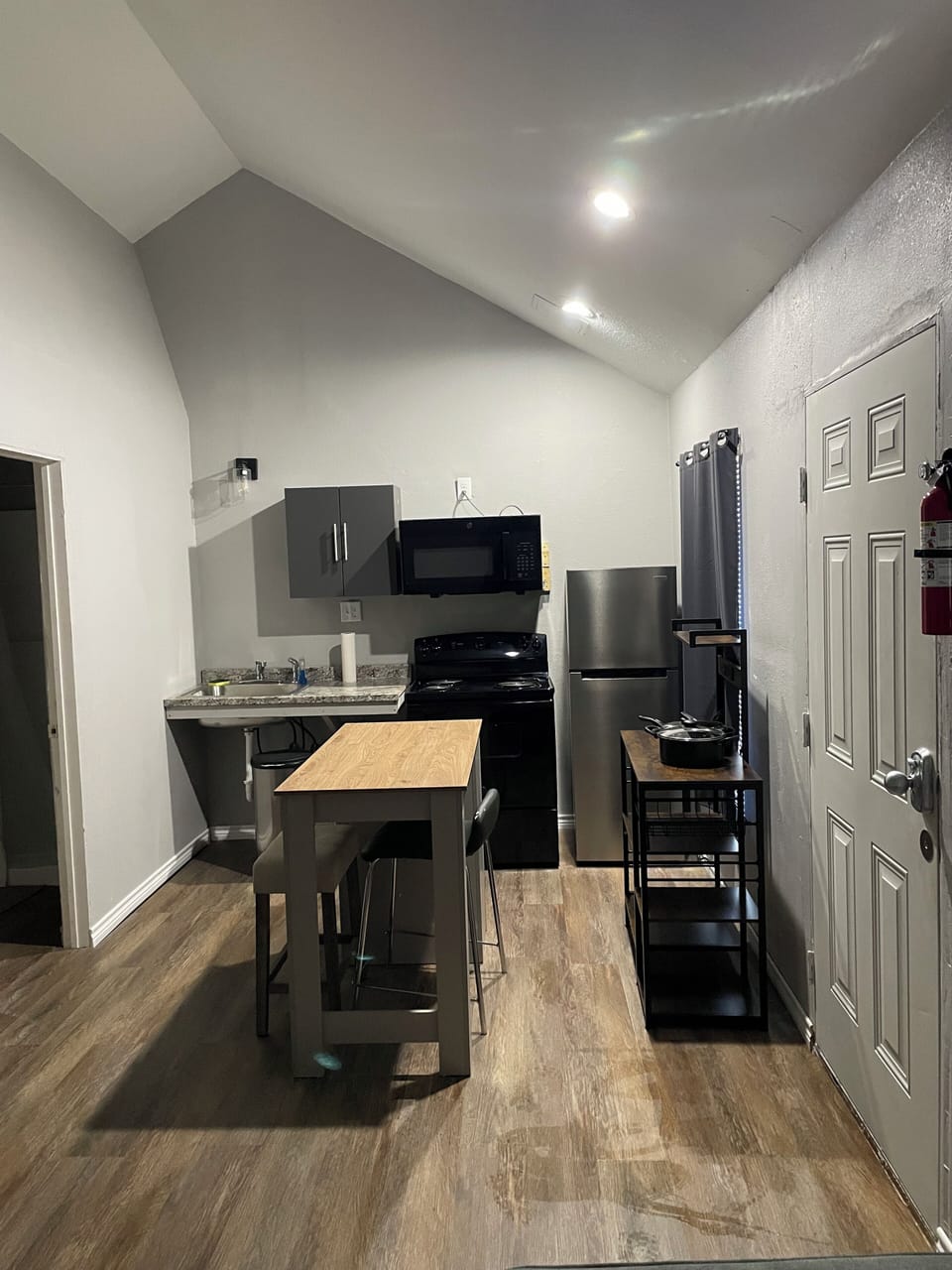 Comfort Single Room, 1 Queen Bed, Non Smoking | Private kitchen | Full-size fridge, microwave, oven, stovetop