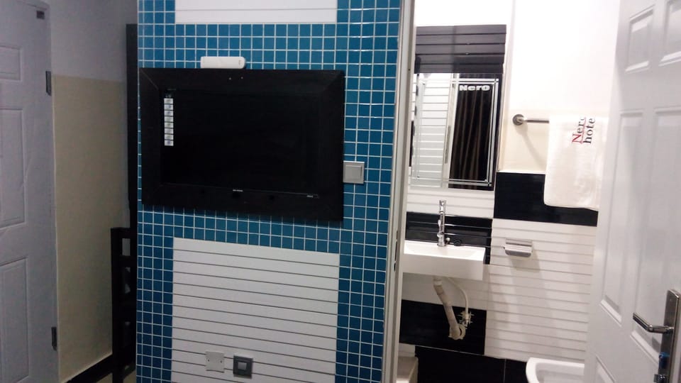 Shower, free toiletries, towels